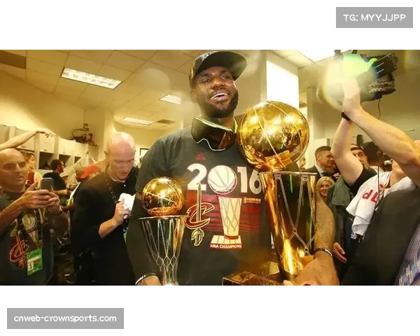 2016年骑士逆袭勇士完成历史性翻盘 克利夫兰迎来首座NBA总冠军奖杯