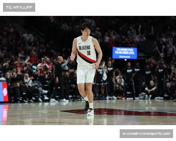 杨瀚森赛前赠送球鞋，暖心时刻与勇士球迷互动